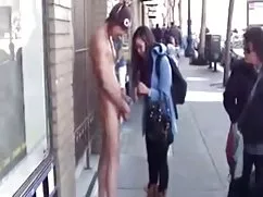 Un uomo nero piercin ...