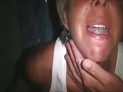 Un uomo con un gross ...